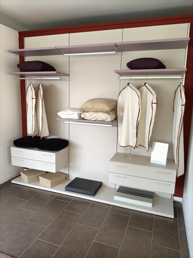 Cabina armadio componibile Doimo Cityline con ripiani, appendiabiti e cassettiere laccate bianche, esposta in showroom
