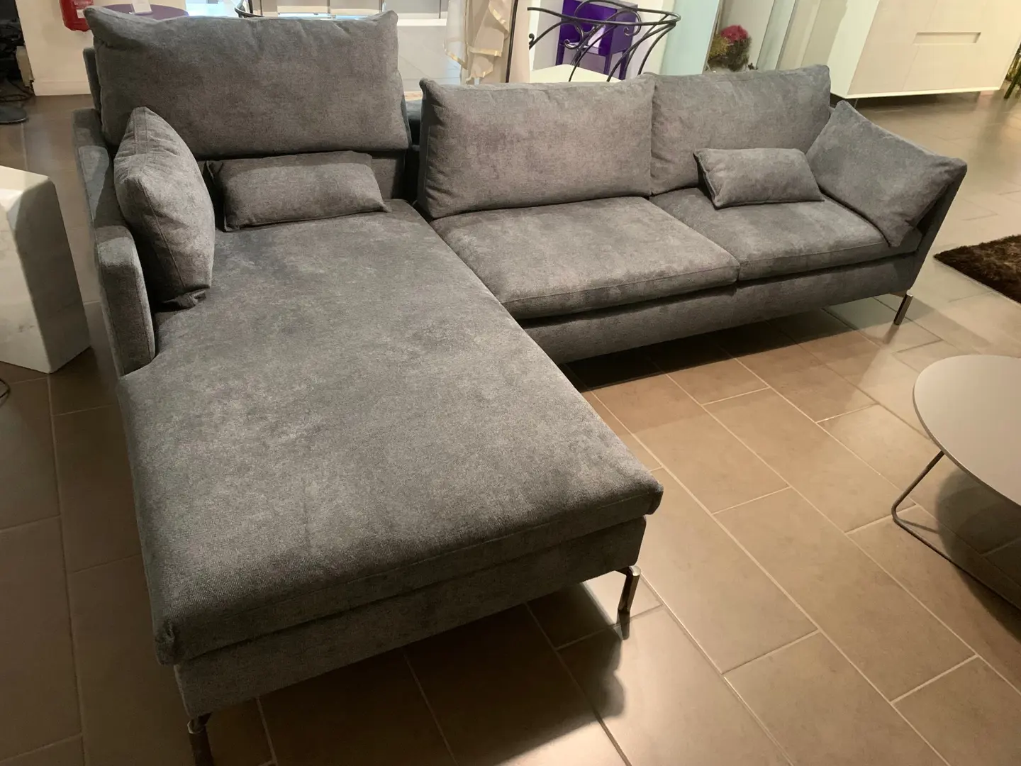 Divano Reef della linea Prima Fila Novamobili, pezzo outlet da esposizione ad Arredamenti Soldi
